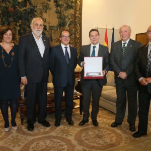 D. Wenceslao Galiano junto al Presidente de JCCM